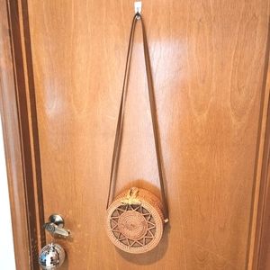 Like New Women's Staw Wicker Ratan Round Crossbody Summer Bag Purse